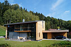 Holzrahmenbau, BSH-Decken, Nicht-Sicht-Dachstuhl, senkrechte und waagerechte Fassadenschalung Lärche